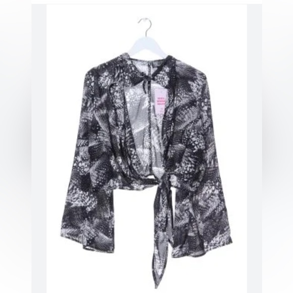 H&M Tops - H & M • Black & White Womens Top • sz M